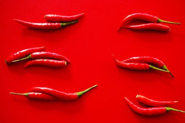 Kırmızı arka planda kırmızı kırmızı kırmızı biber