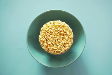 Anında şehriye ve kırmızı biber, Japon eriştesi, makarna pişirme ve içecek.