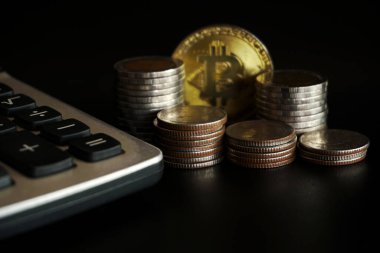 Siyah arkaplanda para yığını, para biriktirme kavramı