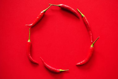 Kırmızı arka planda kırmızı kırmızı kırmızı biber