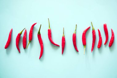 Mavi arka plan üzerinde kırmızı sıcak biber