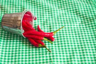 Küçük kovada kırmızı biber.