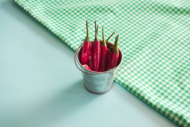 Küçük kovada kırmızı biber.