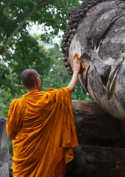 Monge está limpando estátua de Buda — Fotografia de Stock