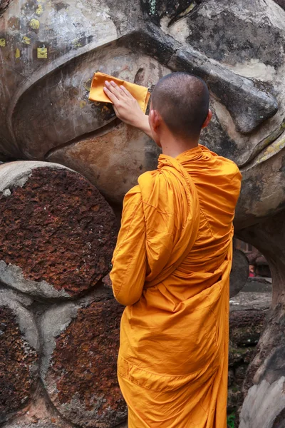 Monge está limpando Buda — Fotografia de Stock