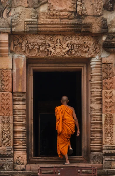 Monk  in Prasat Phanomrung Historical Park — Stock Photo, Image