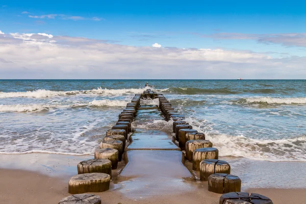 Rompeolas en el mar Báltico — Foto de Stock