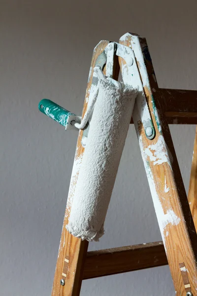 Rouleau de peintres sur une échelle — Photo