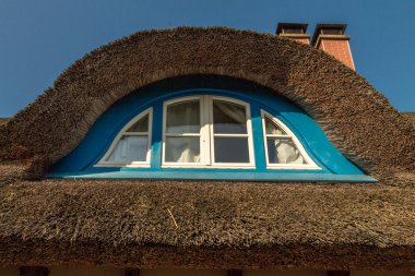 thatched çatı penceresi