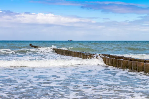 Rompeolas en el mar Báltico — Foto de Stock