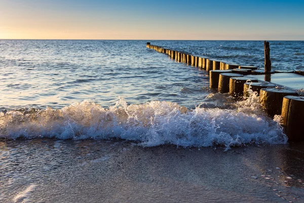 Rompeolas en el mar Báltico — Foto de Stock