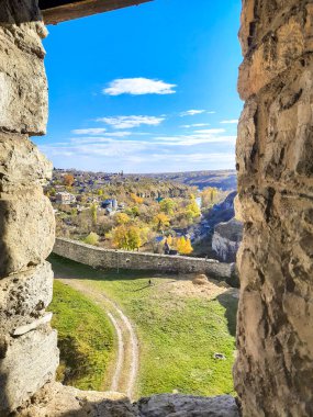 Antik şehir manzarası ve pencereden kale manzarası. Seyahat ve turizm.