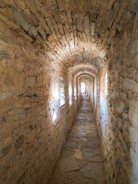 Eski kale tüneli. Kaleye giriş..