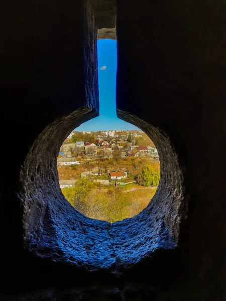 古代都市と窓から城の眺め — ストック写真