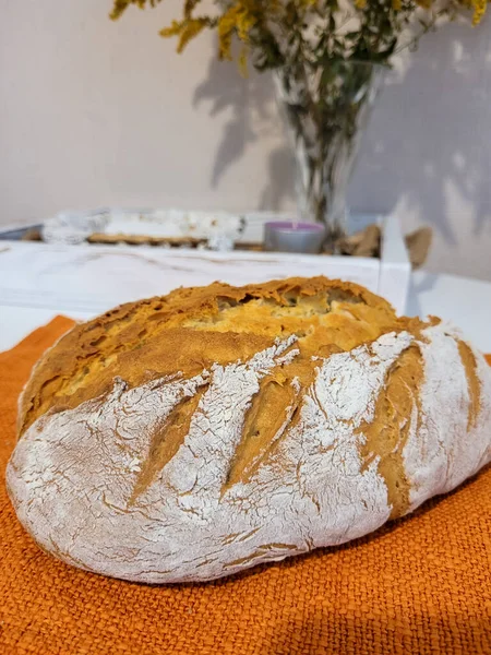 Pane Appena Sfornato Sul Tavolo Interni Domestici — Foto Stock