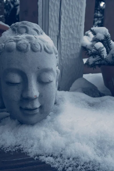 Buddhakopf Aus Stein Auf Schneebedeckter Holzterrasse — Stockfoto