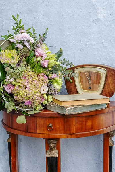 Buffet Antique Avec Fleurs Vieille Horloge Livres — Photo