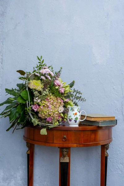 Buffet Antique Avec Fleurs Tasse Thé Livres — Photo