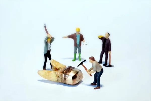 Closeup Miniature People Working Gold Tooth — Stock Photo, Image