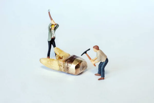 Closeup Miniature People Working Gold Tooth — Stock Photo, Image