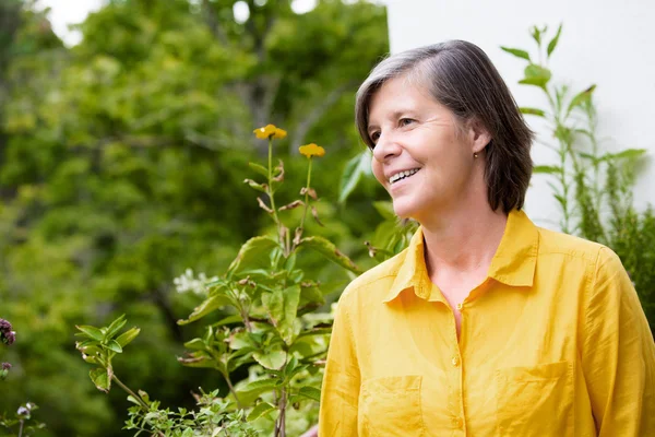 Portret van een vrouw op haar balkon — Stockfoto