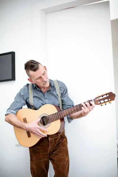 Bel Homme Dans Cinquantaine Debout Jouant Guitare — Photo