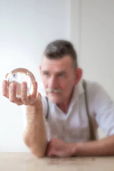 Homem Bonito Seus Anos Olha Para Uma Bola Cristal — Fotografia de Stock