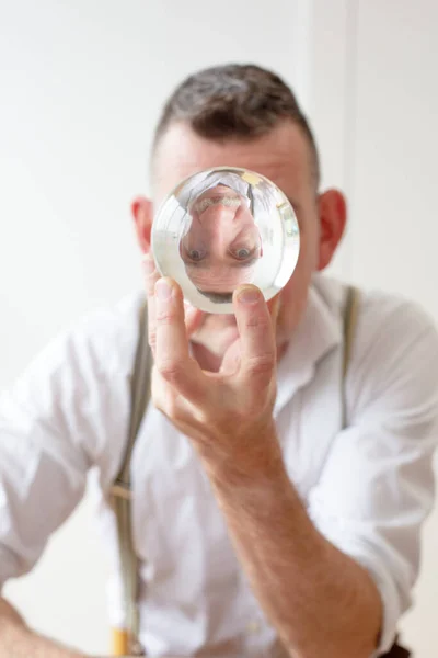 Homem Bonito Seus Anos Olha Para Uma Bola Cristal — Fotografia de Stock