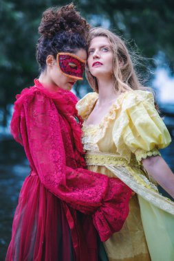 Birbirini kucaklayan iki kadının portresi.