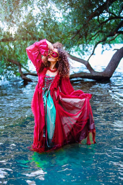 Mujer Vestido Histórico Rojo Mascarada Pie Agua Mirando Cielo — Foto de Stock