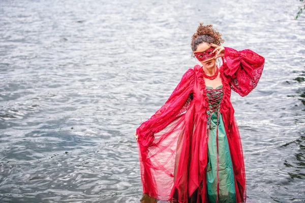 Elegante Vrouw Historische Rode Jurk Een Maskerade Aan Het Water — Stockfoto