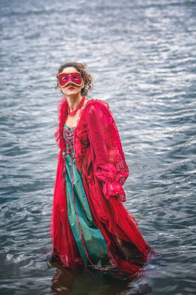 Elegante Frau Historischem Roten Kleid Und Maskerade Wasser Stehend — Stockfoto