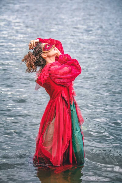 Mujer Elegante Vestido Rojo Histórico Una Mascarada Pie Agua — Foto de Stock
