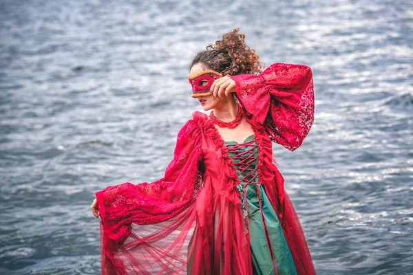 Mujer Elegante Vestido Rojo Histórico Una Mascarada Junto Agua — Foto de Stock