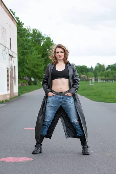 Young Brunette Woman Jeans Black Leather Coat Standing Street — Fotografia de Stock