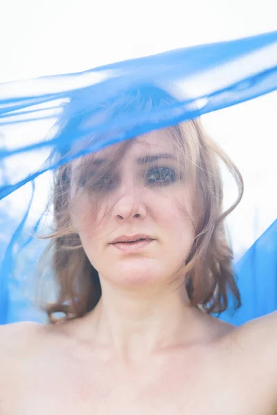 Retrato Sensual Joven Morena Con Paño Azul —  Fotos de Stock