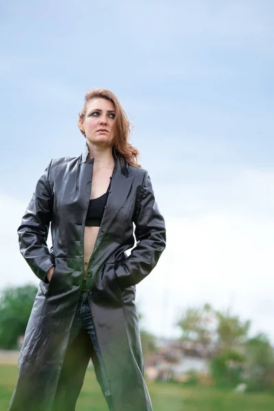 Young Brunette Woman Jeans Black Leather Coat Standing Park — Fotografia de Stock