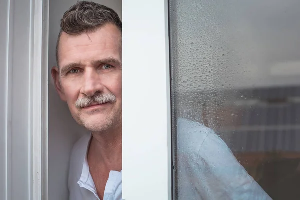 Retrato Homem Bonito Seus Anos Pela Janela — Fotografia de Stock