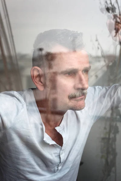 Portrait Bel Homme Dans Cinquantaine Regardant Par Fenêtre — Photo