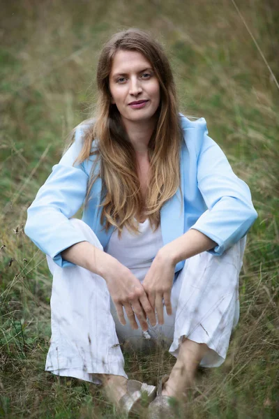 Portrait Young Blond Woman Sitting Outdoors Grass — Stockfoto