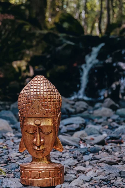 폭포에 자연에 Buddha — 스톡 사진