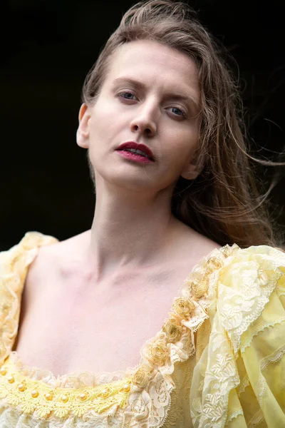 Porträt Einer Blonden Frau Einem Historischen Gelben Kleid — Stockfoto
