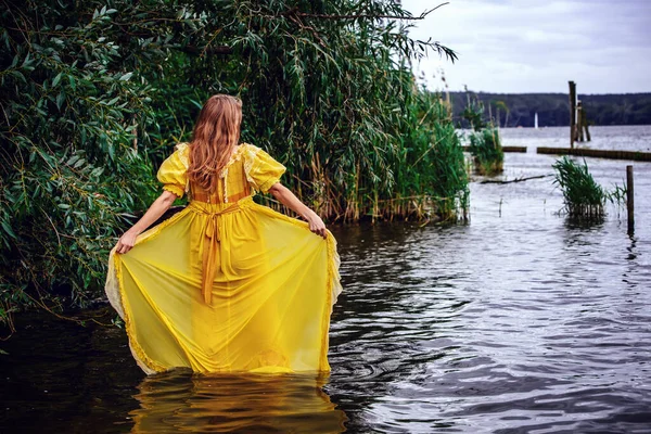 Mujer Rubia Vestido Histórico Amarillo Pie Agua — Foto de Stock