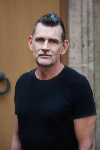 Retrato Hombre Guapo Unos Años Con Una Camiseta Negra — Foto de Stock