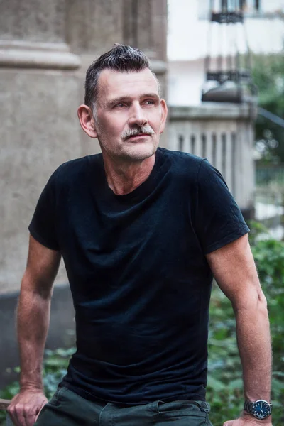 Retrato Homem Bonito Seus Anos Vestindo Uma Shirt Preta — Fotografia de Stock