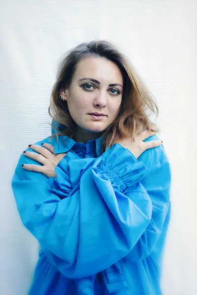 Mavi Gömlekli Genç Bir Kadının Romantik Portresi — Stok fotoğraf