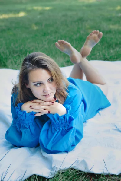Молода Жінка Синій Сорочці Лежить Відкритому Повітрі Білій Ковдрі — стокове фото