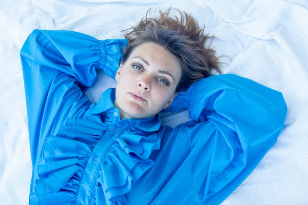 Mujer Joven Una Camisa Azul Acostada Aire Libre Sobre Una —  Fotos de Stock