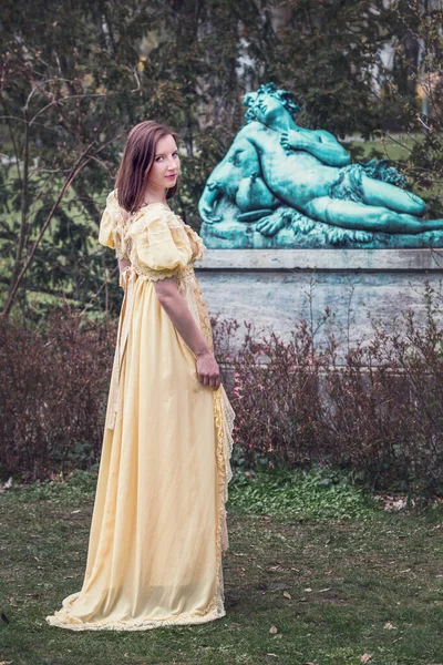 Portret Van Jonge Vrouw Buiten Historische Gele Jurk — Stockfoto