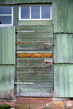 Yeşil ahşap ahır kapısına yakın çekim